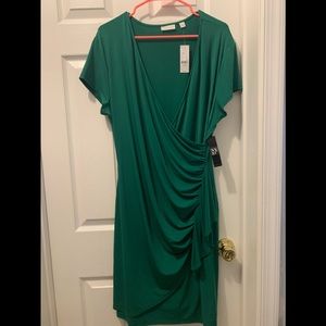 NWT dress, emerald green, v neck side ruffle